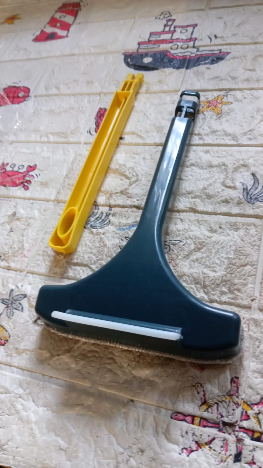2-in-1 Mesh Cleaning Brush & Wiper with Extended Handle – Window Cleaner (1 Pc)