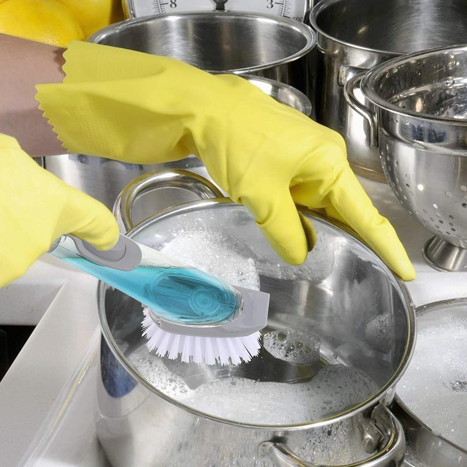 Kitchen cleaning brush with dispenser